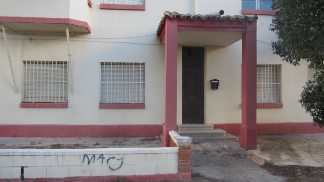 Edificio con terreno en alquiler