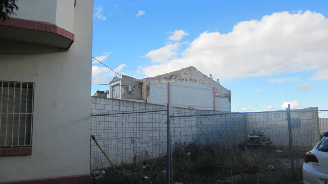 Edificio con terreno en alquiler