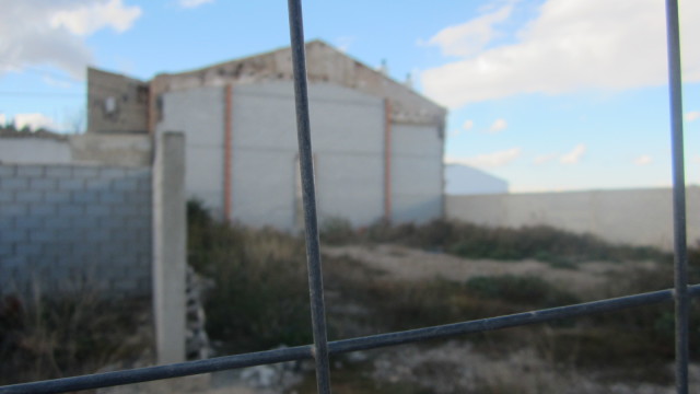 Edificio con terreno en alquiler