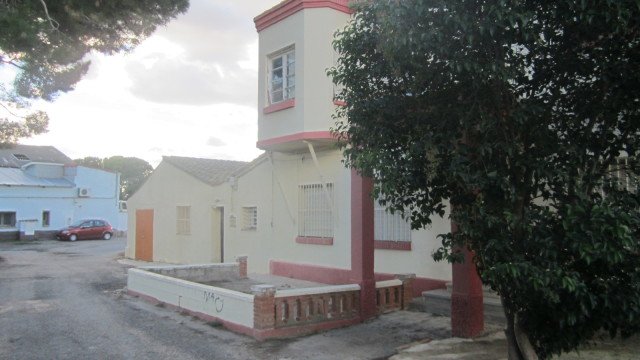 Edificio con terreno en alquiler