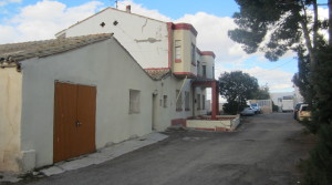 Edificio con terreno en alquiler