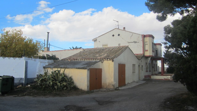 Edificio con terreno en alquiler
