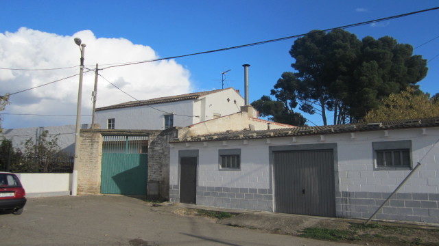 Edificio con terreno en alquiler