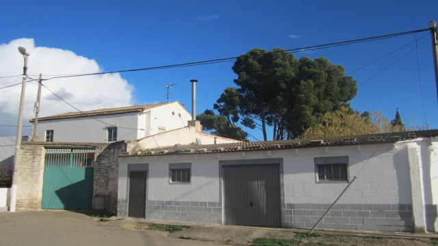 Edificio con terreno en alquiler