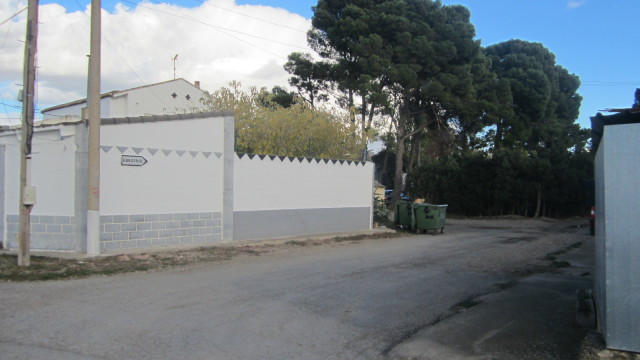 Edificio con terreno en alquiler